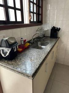eine Küche mit Spüle und Arbeitsplatte in der Unterkunft Master Home Digital QUARTOS COMPARTILHADOS in Barueri + 27 Fotos