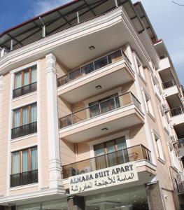 een gebouw met een bord dat Alaza club appartement leest bij Almasa Suite Aparts in Termal