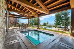 una piscina all'aperto con pergolato in legno di New Mountain Luxury and Wellness Retreat Full Home a Eden