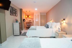 Postel nebo postele na pokoji v ubytování Provenza Medellin Hotel Boutique