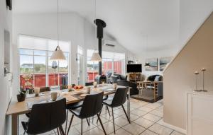 Un comedor y una sala de estar con mesa y sillas. en Holiday Home Anker Eskildsensvej Hvide Sande Vi, en Nørre Lyngvig