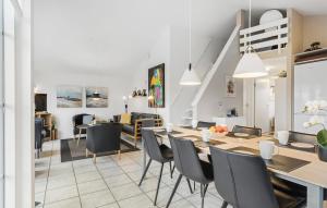 Un comedor y una sala de estar con mesa y sillas. en Holiday Home Anker Eskildsensvej Hvide Sande Vi, en Nørre Lyngvig