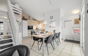 Una cocina y un comedor con mesa y sillas. en Holiday Home Anker Eskildsensvej Hvide Sande Vi, en Nørre Lyngvig