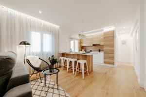 un salon avec un canapé et une cuisine dans l'établissement Apartamento Logroño Central Home, à Logroño