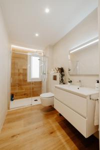 une salle de bains avec toilettes, lavabo et douche dans l'établissement Apartamento Logroño Central Home, à Logroño