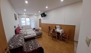 Μια τηλεόραση ή/και κέντρο ψυχαγωγίας στο Gizella Apartmanhaus
