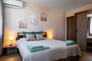 Ένα ή περισσότερα κρεβάτια σε δωμάτιο στο Artemida Apartment +9 φωτογραφίες