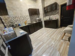 Nhà bếp/bếp nhỏ tại Atlantic Experiences, Garki, Abuja