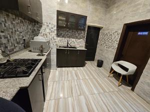 Nhà bếp/bếp nhỏ tại Atlantic Experiences, Garki, Abuja