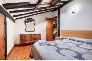 Postel nebo postele na pokoji v ubytování La Jomeruca ,espaciosa casa rural cerca de playa y montaña