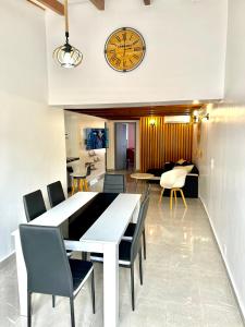 Kuchyň nebo kuchyňský kout v ubytování Maison de standing à 5 minutes de la plage