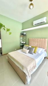 una camera da letto con un letto grande con pareti verdi di Apartamento en San Jerónimo para pareja a San Jerónimo
