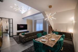 TV a/nebo společenská místnost v ubytování UpArt Home & Spa