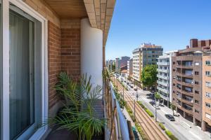 balcone con vista su una strada della città di Host Wise - Stunning Trendy Flat w Balcony - Matosinhos a Matosinhos