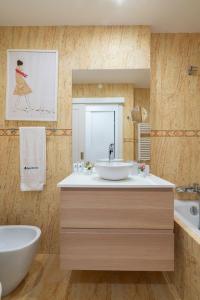 un bagno con due lavandini e una vasca di Host Wise - Stunning Trendy Flat w Balcony - Matosinhos a Matosinhos Altre 27 foto