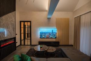 TV a/nebo společenská místnost v ubytování UpArt Home & Spa