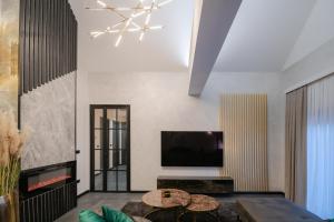 TV a/nebo společenská místnost v ubytování UpArt Home & Spa