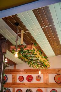 una lámpara de araña colgando del techo en un restaurante en New Common Home, en Agonda