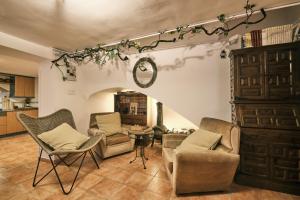a living room with chairs and a table at Casa Flor, Encanto en La Rioja in Lardero