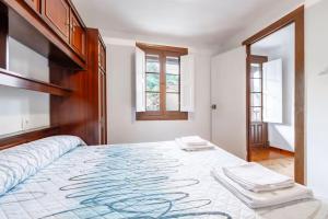 Postel nebo postele na pokoji v ubytování La Jomeruca ,espaciosa casa rural cerca de playa y montaña