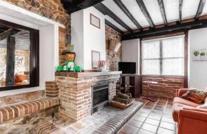TV a/nebo společenská místnost v ubytování La Jomeruca ,espaciosa casa rural cerca de playa y montaña