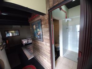 Una vista aérea de un baño con ducha a ras de suelo. en Apartamento, Suíte com cozinha, en Penha 8 fotos más