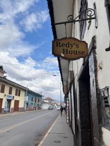 Certificato, attestato, insegna o altro documento esposto da Redys House