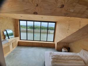 ヴィゼにあるWaterside Zen - Maastrichtのベッド付きの部屋