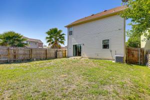 una casa bianca con recinzione e cortile di 13 Mi to Dtwn San Antonio and the Alamo Quiet Home a Elmendorf