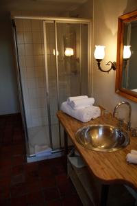Phòng tắm tại Zur Ewigen Lampe Romantisches Landhotel & Restaurant