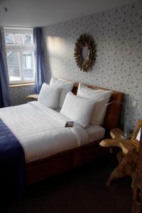 A bed or beds in a room at Zur Ewigen Lampe Romantisches Landhotel & Restaurant