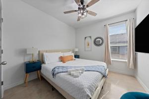 ein Schlafzimmer mit einem Bett und einem Deckenventilator in der Unterkunft Lone Star Landing in Temple