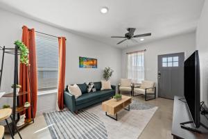 ein Wohnzimmer mit Sofa und Fernseher in der Unterkunft Lone Star Landing in Temple