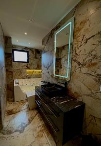 Ένα μπάνιο στο Bentley Apartments