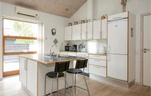 Kuchyň nebo kuchyňský kout v ubytování Holiday Home Strandvænget Ix