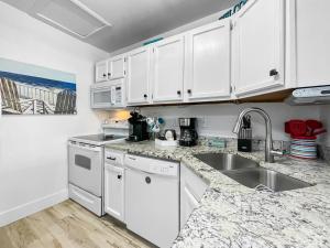 Kuchyň nebo kuchyňský kout v ubytování Sandpiper Cove Unit 8207 Updated Studio In Destin FL