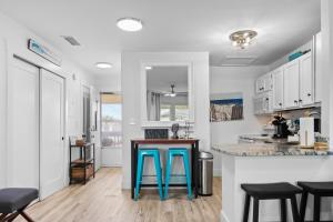 Kuchyň nebo kuchyňský kout v ubytování Sandpiper Cove Unit 8207 Updated Studio In Destin FL