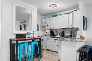Kuchyň nebo kuchyňský kout v ubytování Sandpiper Cove Unit 8207 Updated Studio In Destin FL