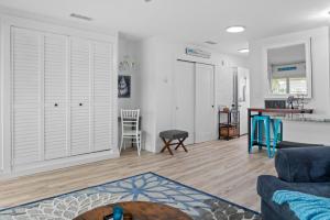 Posezení v ubytování Sandpiper Cove Unit 8207 Updated Studio In Destin FL