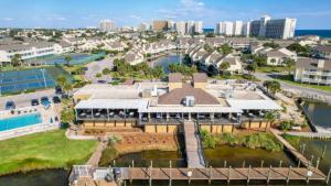 Bazén v ubytování Sandpiper Cove Unit 8207 Updated Studio In Destin FL nebo v jeho okolí
