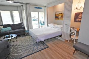 Postel nebo postele na pokoji v ubytování Sandpiper Cove Unit 8207 Updated Studio In Destin FL + 37 fotografií
