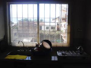 fregadero de cocina con ventana con vistas a la ciudad en Cabañas Los Almendros en Merlo