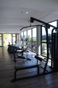 un gimnasio con un montón de bicicletas estáticas en un edificio en NICE putrajaya lake view, High Floor Cozy HYVE studio, en Cyberjaya
