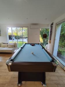 einen Billardtisch im Wohnzimmer mit Billardtisch in der Unterkunft Villa Sainte Victoire in Peynier
