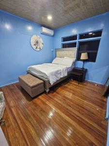 una camera da letto con un letto e un pavimento in legno di Stay in the Heart of the City a Georgetown