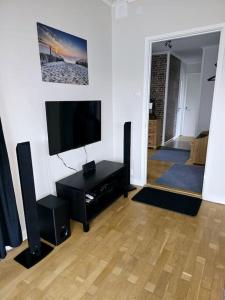 TV a/nebo společenská místnost v ubytování Lägenhet centralt i Halmstad