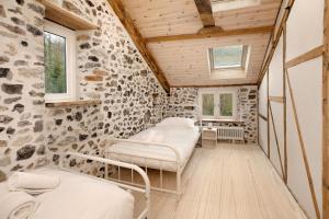 Ένα ή περισσότερα κρεβάτια σε δωμάτιο στο Idyllic country house & organic swim pond