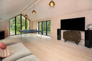 Μια τηλεόραση ή/και κέντρο ψυχαγωγίας στο Idyllic country house & organic swim pond