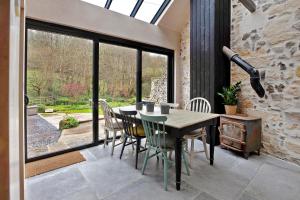 Χώρος καθιστικού στο Idyllic country house & organic swim pond