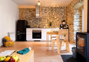 O bucătărie sau chicinetă la Val Aran acogedor apartamento con jardín y vistas